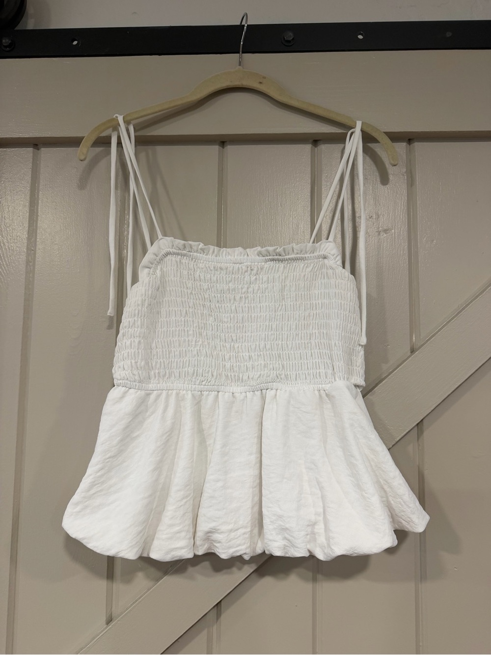 Monteau Los Angeles White Smocked Peplum Tie Strap Top Size L, fits like a small
